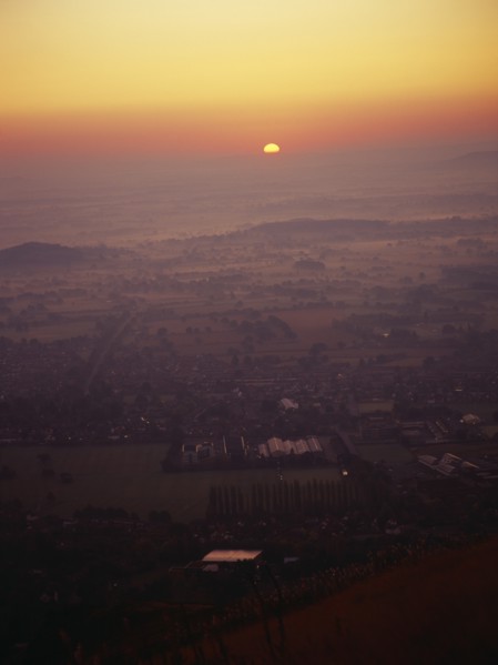 England, Worcestershire, Great Malvern, Sunrise over Great Malvern from Worcester Beacon. Photo :
