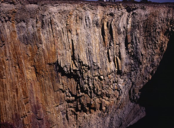 France, Bretagne, Finistere, Crozon Peninsula. Sea cliffs showing vertical layering.. Photo : Bryan