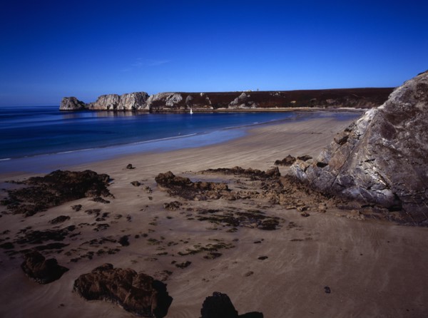 France, Bretagne, Crozon Peninsula, Pointe de Penhir from above Veryach Beach with rocky foreshore