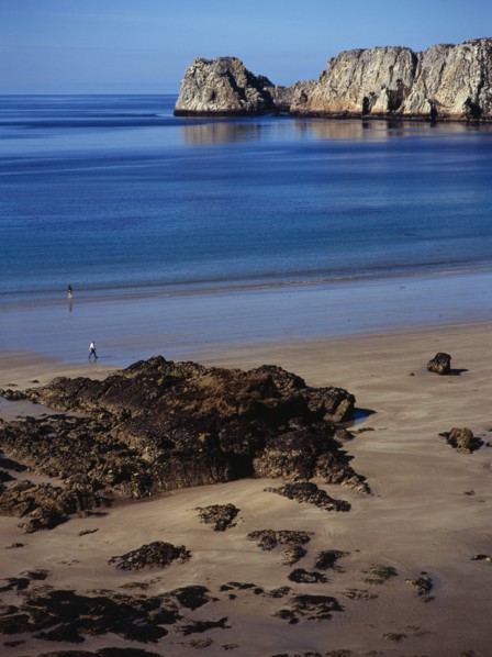 France, Bretagne, Crozon Peninsula, Pointe de Penhir from above Veryach Beach with rocky foreshore