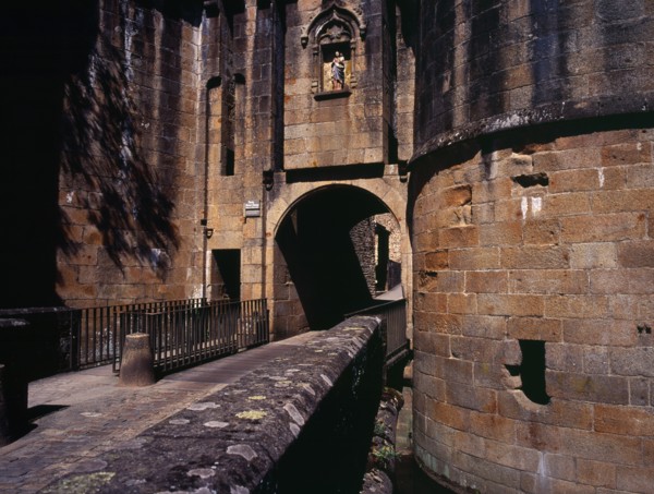 France, Bretagne, Ille-et-Vilaine, Fougeres. Defensive walls and towers of the chateau gateway.