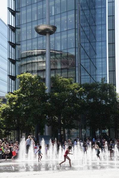 England, London, Southwark Children playing in fountains next to City Hall. Photo : Sean Aidan