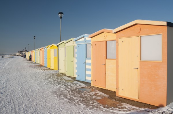 England, East Sussex, Seaford, Beach Huts in the snow. Photo : Bob Battersby