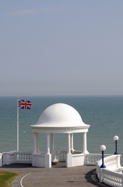 England, East Sussex, Bexhill-on-Sea, King George V Colonnade from the De La Warr Pavilion. Photo :