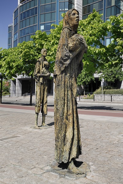 Ireland, County Dublin, Dublin City, The famine memorial presented to the city in 1997. Photo :