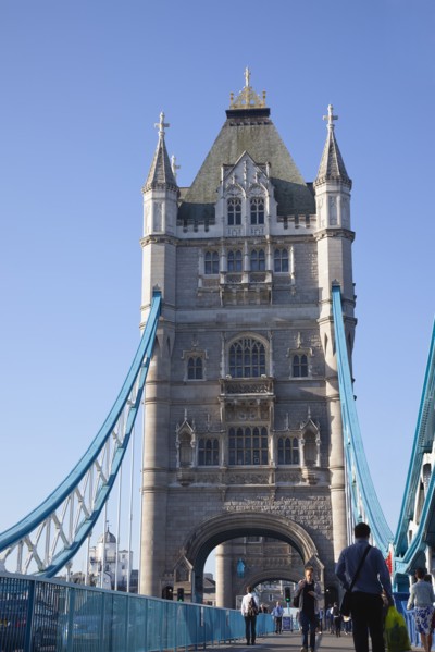 England, London, Tower Bridge with early morning commuters crossing. Photo : Stephen Rafferty