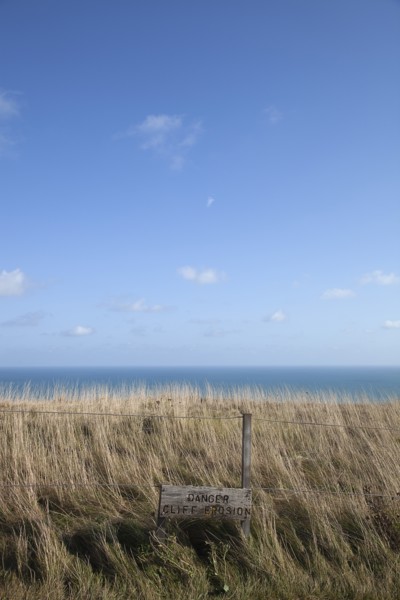 England, East Sussex, Beachy Head, Sign warning of cliff erosion. Photo : Stephen Rafferty