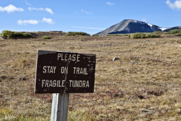 USA, Colorado, Aspen, Sign on a mountain top near Aspen. . 
Photo Richard Rickard / Eye Ubiquitous
