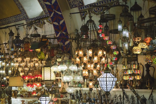 Turkey, Istanbul, Fatih, Sultanahmet, Kapalicarsi, Ornate lamps display in the Grand Bazaar.