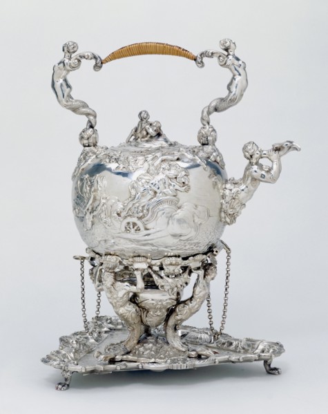 Bouilloire en argent ciselé, vers 1730
