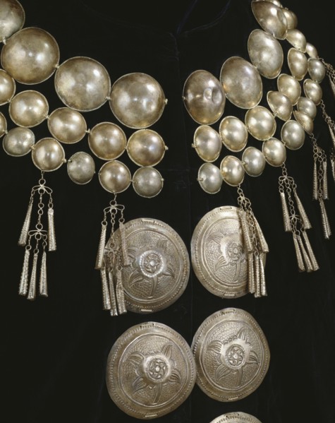 Cape ornée de bijoux d'une femme Kachin, 20e siècle