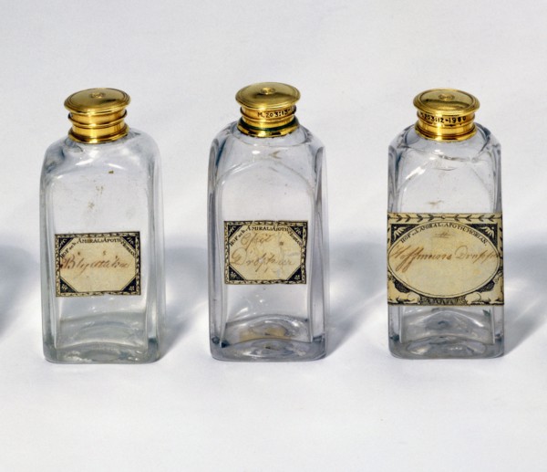 Bouteilles en verre d'un nécessaire de toilette, vers 1740