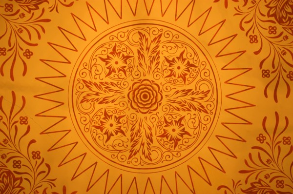 Plafond décoré à la William Morris