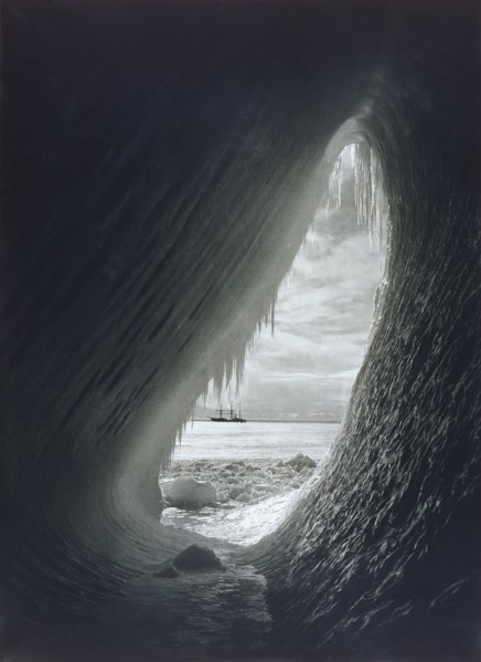 Ponting, Une caverne dans un Iceberg