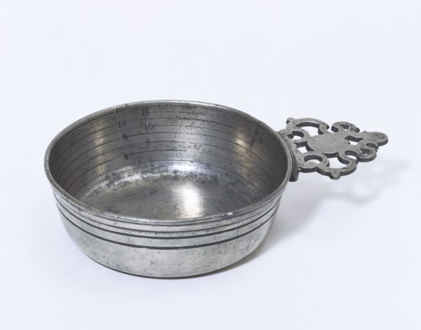 Bleeding dish. England, 18th century