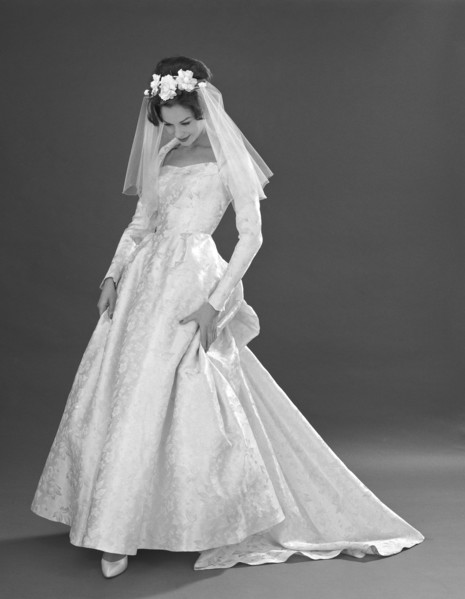 Wedding dress, photo John French. London, UK, 1960s. 
Londres, Victoria & Albert Museum
Londres,