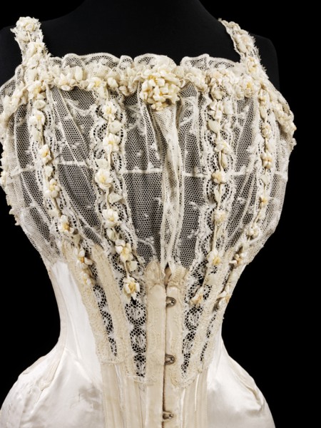 Bridal corset. Britain, 1905. 
Londres, Victoria & Albert Museum
Londres, Victoria and Albert
