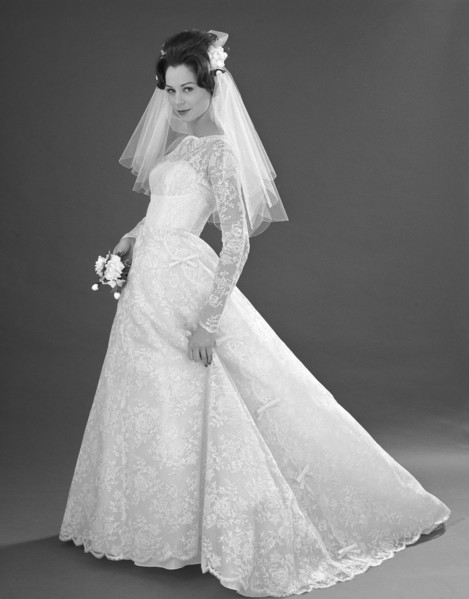 Wedding dress, photo John French. London, UK, 1960s. 
Londres, Victoria & Albert Museum
Londres,