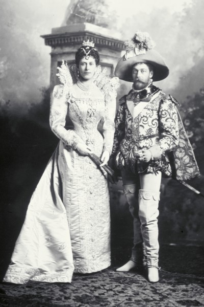 King George V and Queen Mary, photo Lafayette Portrait Studios. London, England, 1897. 
Londres,