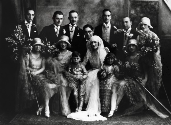 Family portrait at a wedding. Probably Europe, 20th century. 
Londres, Victoria & Albert