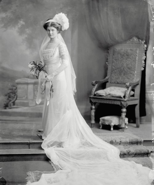 Hon Muriel Burns, photo Lafayette Portrait Studios. London, England, 1911. 
Londres, Victoria &