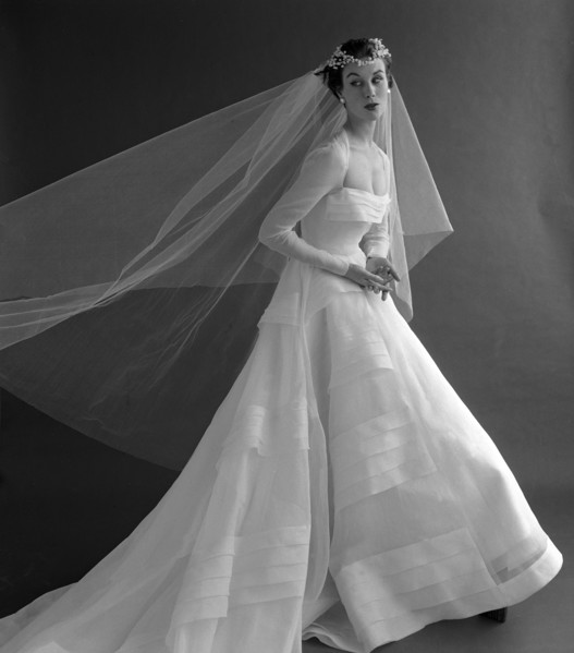 Wedding dress, photo John French. London, UK, 1953. 
Londres, Victoria & Albert Museum
Londres,