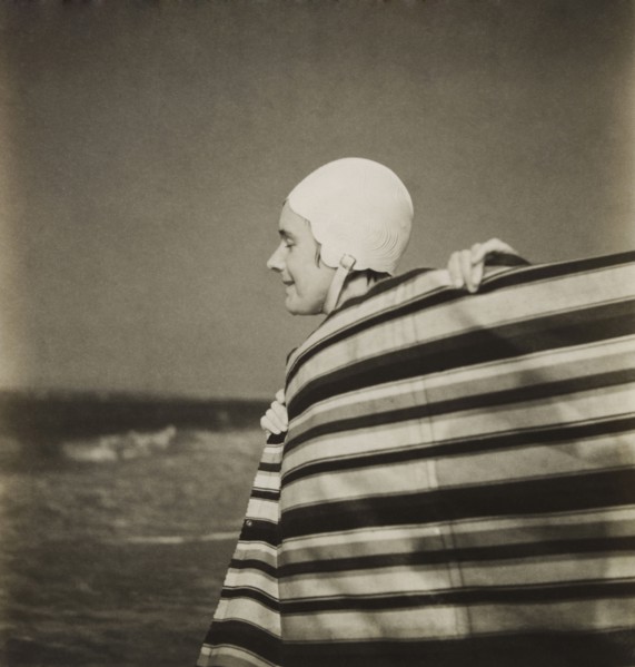 Femme sur la plage avec un bonnet de bain
