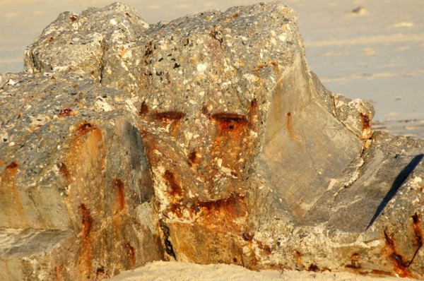 Rocher anthropomorphe sur une plage