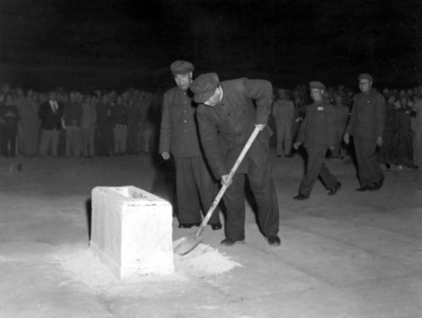 Mao Zedong inaugurant le Monument aux Héros du Peuple en septembre 1949