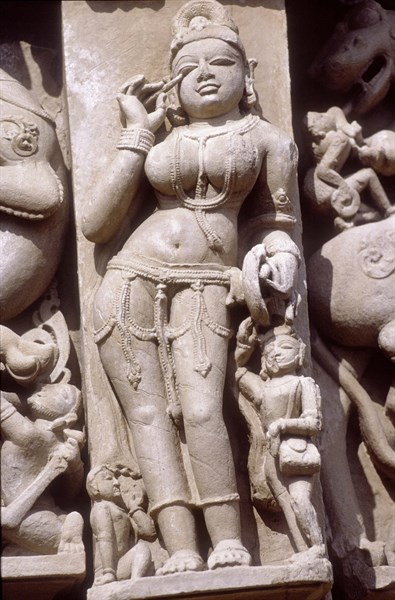 Sculpture Surasundari, au temple de Parsvanatha, à Khajuraho, en Inde