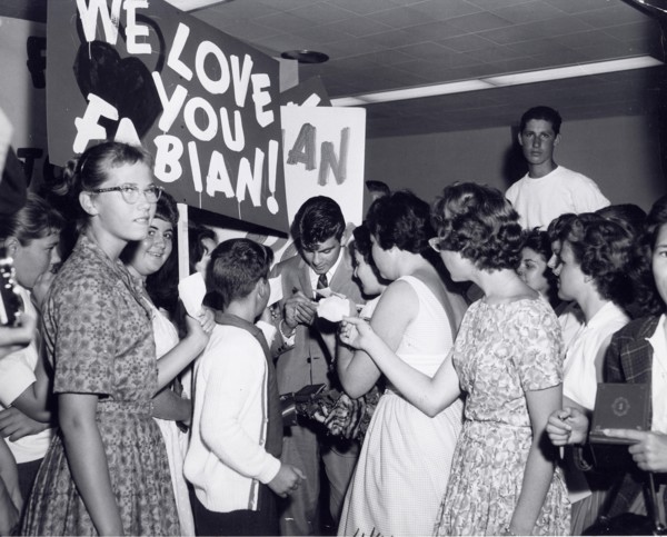 Entertainment News - April 4, 1960