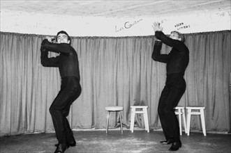 Danseurs sur la scène du Golf-Drouot, 1964