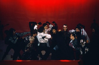 Jean-Luc Lahaye et les danseurs des ballets de Rheda