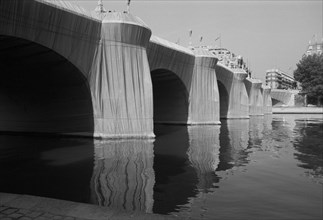Le Pont Neuf à Paris, empaqueté par Christo, 1985