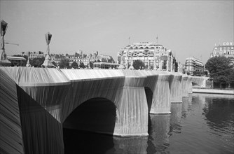 Le Pont Neuf à Paris, empaqueté par Christo, 1985