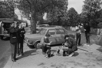 Journalistes préparant leur matériel