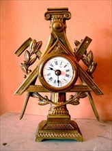 Pendule en bronze à composition maçonnique.