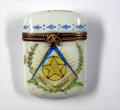 Boîte à pilules en porcelaine de Limoges décorés de motifs maçonniques.