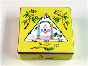 Boîte en porcelaine peinte de motifs maçonniques.
