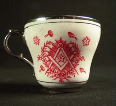 Tasse et sous-tasse en faïence.