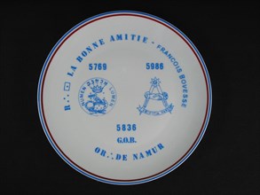 Assiette en porcelaine.