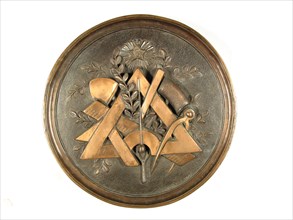 Médaillon en bronze avec une composition « aux outils »