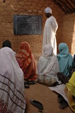 Enfants en classe dans une école au Darfour, 2004