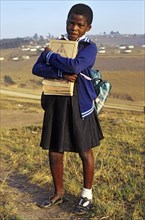 Ecolière africaine sur le chemin de l'école, 2000