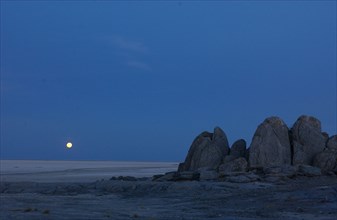 Kubu Island at full moon
\n