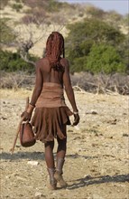 Himba woman walking
\n