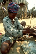 San lady drilling Ostrich shell, Ukwi
\n