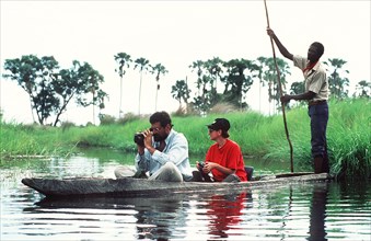 Tourists in a Makoro Okavango Delta
\n