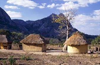 AFRICAN HUTS, RUTENGA, ZIMBABWE