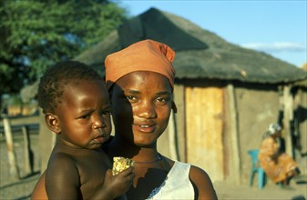 TSEGU SAN WOMAN AND CHILD, KUDUMANE, BOTSWANA